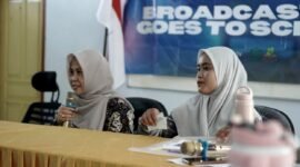 Kepala SMAN 1 Pademawu Pamekasan, Siti Alif Naini Amaliyah (pegang mik) saat membuka BTS. (YUSRIL RAHMAN SYAKUR / KLIKMADURA)