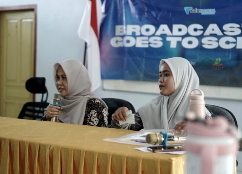 Kepala SMAN 1 Pademawu Pamekasan, Siti Alif Naini Amaliyah (pegang mik) saat membuka BTS. (YUSRIL RAHMAN SYAKUR / KLIKMADURA)