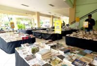 Mahasiswa melihat bazar buku yang digelar di UTM. (NUR FITRIA / KLIKMADURA)