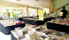 Mahasiswa melihat bazar buku yang digelar di UTM. (NUR FITRIA / KLIKMADURA)