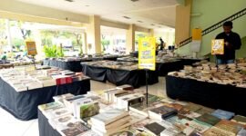Mahasiswa melihat bazar buku yang digelar di UTM. (NUR FITRIA / KLIKMADURA)