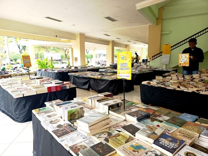 Mahasiswa melihat bazar buku yang digelar di UTM. (NUR FITRIA / KLIKMADURA)