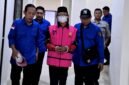 Kepala Desa Pragaan Daya, Imrah, saat digelandang ke Rutan Klas II-B Sumenep. (ISTIMEWA)