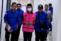 Kepala Desa Pragaan Daya, Imrah, saat digelandang ke Rutan Klas II-B Sumenep. (ISTIMEWA)