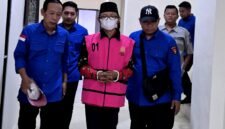 Kepala Desa Pragaan Daya, Imrah, saat digelandang ke Rutan Klas II-B Sumenep. (ISTIMEWA)