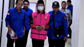 Kepala Desa Pragaan Daya, Imrah, saat digelandang ke Rutan Klas II-B Sumenep. (ISTIMEWA)