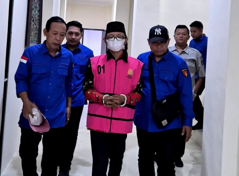 Kepala Desa Pragaan Daya, Imrah, saat digelandang ke Rutan Klas II-B Sumenep. (ISTIMEWA)