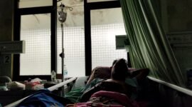 Fahrur Rosi, warga Desa Rombiya Barat, Kecamatan Ganding, Sumenep saat dirawat di RSUD Smart Pamekasan usai menjalani operasi usus buntu. (PRENGKI WIRANANDA / KLIKMADURA)