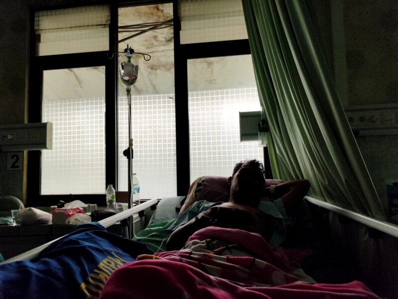 Fahrur Rosi, warga Desa Rombiya Barat, Kecamatan Ganding, Sumenep saat dirawat di RSUD Smart Pamekasan usai menjalani operasi usus buntu. (PRENGKI WIRANANDA / KLIKMADURA)