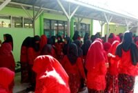 Siswa-siswi SMPN 5 Bangkalan saat mengenakan kebaya. (NUR FITRIA / KLIKMADURA)