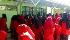 Siswa-siswi SMPN 5 Bangkalan saat mengenakan kebaya. (NUR FITRIA / KLIKMADURA)