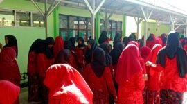 Siswa-siswi SMPN 5 Bangkalan saat mengenakan kebaya. (NUR FITRIA / KLIKMADURA)