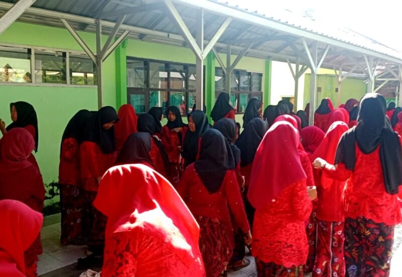 Siswa-siswi SMPN 5 Bangkalan saat mengenakan kebaya. (NUR FITRIA / KLIKMADURA)