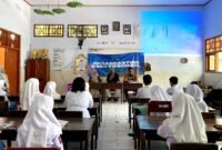 Kepala SMAN 3 Pamekasan, Wardi (tengah) saat menyampaikan sambutan pada pembukaan BTS. (YUSRIL RAHMAN SYAKUR / KLIKMADURA)