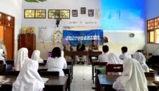 Kepala SMAN 3 Pamekasan, Wardi (tengah) saat menyampaikan sambutan pada pembukaan BTS. (YUSRIL RAHMAN SYAKUR / KLIKMADURA)