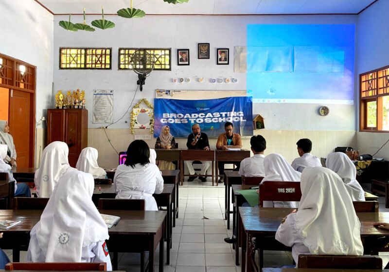 Kepala SMAN 3 Pamekasan, Wardi (tengah) saat menyampaikan sambutan pada pembukaan BTS. (YUSRIL RAHMAN SYAKUR / KLIKMADURA)