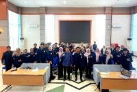 Wakil Rektor III UTM, Surokim foto bersama BEM KM UTM usai mengisi kegiatan. (KLIKMADURA)