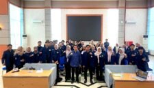 Wakil Rektor III UTM, Surokim foto bersama BEM KM UTM usai mengisi kegiatan. (KLIKMADURA)