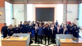 Wakil Rektor III UTM, Surokim foto bersama BEM KM UTM usai mengisi kegiatan. (KLIKMADURA)