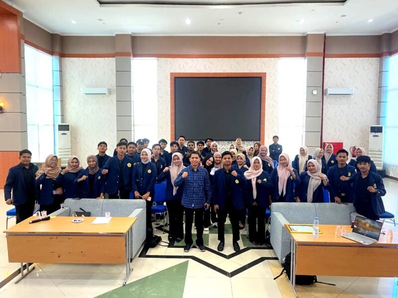 Wakil Rektor III UTM, Surokim foto bersama BEM KM UTM usai mengisi kegiatan. (KLIKMADURA)