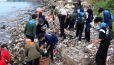 Mahasiswa pecinta alam saat membersihkan pesisir Pelabutan Timur, Desa / Kecamatan Kamal, Bangkalan. (NUR FITRIA / KLIKMADURA)