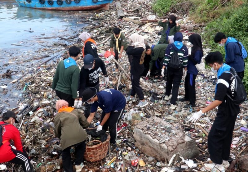 Mahasiswa pecinta alam saat membersihkan pesisir Pelabutan Timur, Desa / Kecamatan Kamal, Bangkalan. (NUR FITRIA / KLIKMADURA)