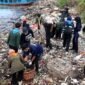 Mahasiswa pecinta alam saat membersihkan pesisir Pelabutan Timur, Desa / Kecamatan Kamal, Bangkalan. (NUR FITRIA / KLIKMADURA)