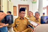 Bupati Pamekasan, KH. Kholilurrahman didampingi Sekertaris Daerah, Drs. Taufikurrachman saat diwawancara sejumlah awak media. (MOH. IQBALUL KHAVEI MZ / KLIKMADURA)