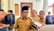 Bupati Pamekasan, KH. Kholilurrahman didampingi Sekertaris Daerah, Drs. Taufikurrachman saat diwawancara sejumlah awak media. (MOH. IQBALUL KHAVEI MZ / KLIKMADURA)