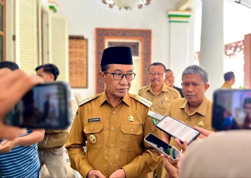Bupati Pamekasan, KH. Kholilurrahman didampingi Sekertaris Daerah, Drs. Taufikurrachman saat diwawancara sejumlah awak media. (MOH. IQBALUL KHAVEI MZ / KLIKMADURA)