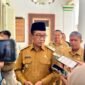 Bupati Pamekasan, KH. Kholilurrahman didampingi Sekertaris Daerah, Drs. Taufikurrachman saat diwawancara sejumlah awak media. (MOH. IQBALUL KHAVEI MZ / KLIKMADURA)