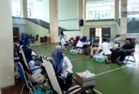 Suasana donor darah di Gedung Cakra, Universitas Trunojoyo Madura (UTM). (NUR FITRIA / KLIKMADURA)