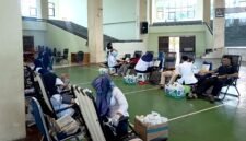 Suasana donor darah di Gedung Cakra, Universitas Trunojoyo Madura (UTM). (NUR FITRIA / KLIKMADURA)