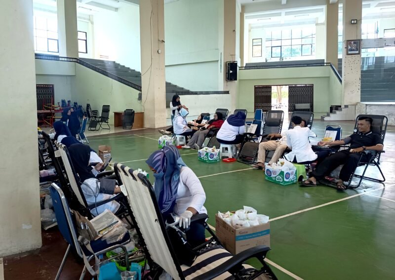 Suasana donor darah di Gedung Cakra, Universitas Trunojoyo Madura (UTM). (NUR FITRIA / KLIKMADURA)