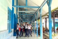 Siswa SMPN 1 Pamekasan hendak masuk ruang kelas. (LAILIYATUN NURIYAH / KLIKMADURA)