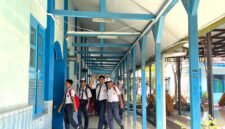 Siswa SMPN 1 Pamekasan hendak masuk ruang kelas. (LAILIYATUN NURIYAH / KLIKMADURA)
