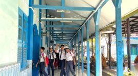 Siswa SMPN 1 Pamekasan hendak masuk ruang kelas. (LAILIYATUN NURIYAH / KLIKMADURA)