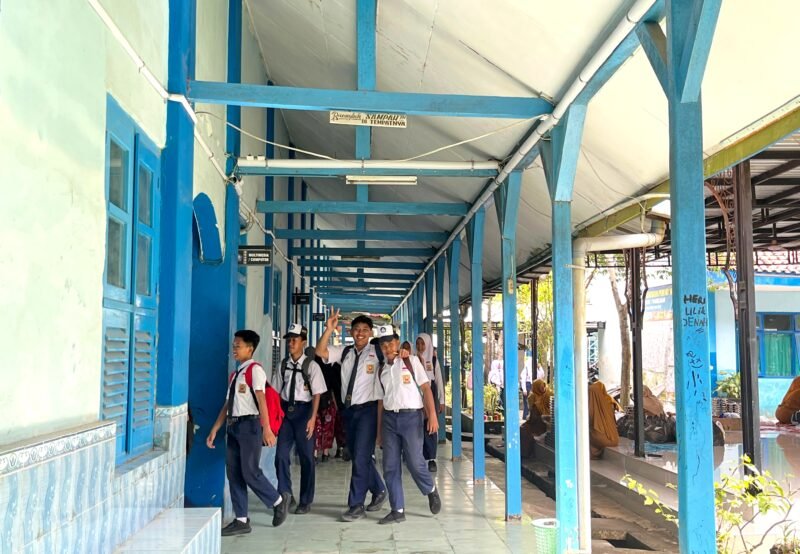 Siswa SMPN 1 Pamekasan hendak masuk ruang kelas. (LAILIYATUN NURIYAH / KLIKMADURA)