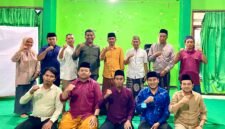 Pengurus Lakpesdam PCNU Sumenep foto bersama usai Kongkow bareng pengurus lintas generasi. (LAKPESDAM PCNU SUMENEP)