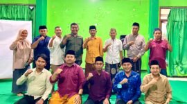 Pengurus Lakpesdam PCNU Sumenep foto bersama usai Kongkow bareng pengurus lintas generasi. (LAKPESDAM PCNU SUMENEP)