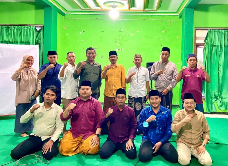 Pengurus Lakpesdam PCNU Sumenep foto bersama usai Kongkow bareng pengurus lintas generasi. (LAKPESDAM PCNU SUMENEP)