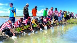 Puluhan nelayan dan Perhutani KPH Madura saat menebar bibit ikan bandeng di Dusun Trakem, Desa Majungan, Kecamatan Pademawu, Rabu (29/4/2026). (MOH. IQBALUL KHAVEI MZ / KLIKMADURA)