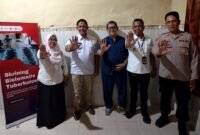 Tim Puskesmas Burneh foto bersama tim STPI menjalang sosialisasi TB. (NUR FITRIA / KLIKMADURA) 