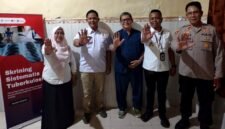 Tim Puskesmas Burneh foto bersama tim STPI menjalang sosialisasi TB. (NUR FITRIA / KLIKMADURA) 