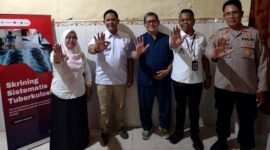 Tim Puskesmas Burneh foto bersama tim STPI menjalang sosialisasi TB. (NUR FITRIA / KLIKMADURA) 