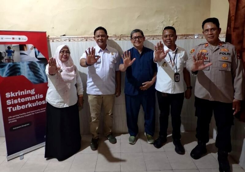 Tim Puskesmas Burneh foto bersama tim STPI menjalang sosialisasi TB. (NUR FITRIA / KLIKMADURA) 