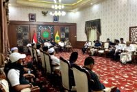 Rapat Koordinasi Forkopimda dengan Pengusaha Rokok Terkait Perkembangan Upaya Pemberlakuan Cukai SKM Golongan 3 dan Pembentukan Kawasan Ekonomi Khusus (KEK) Tembakau di Peringgitan Dalam Mandhapa Agung Ronggosukowati, Rabu (29/4/2026). (MOH. IQBALUL KHAVEI MZ / KLIKMADURA)