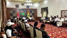 Rapat Koordinasi Forkopimda dengan Pengusaha Rokok Terkait Perkembangan Upaya Pemberlakuan Cukai SKM Golongan 3 dan Pembentukan Kawasan Ekonomi Khusus (KEK) Tembakau di Peringgitan Dalam Mandhapa Agung Ronggosukowati, Rabu (29/4/2026). (MOH. IQBALUL KHAVEI MZ / KLIKMADURA)