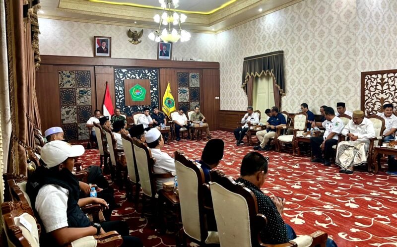 Rapat Koordinasi Forkopimda dengan Pengusaha Rokok Terkait Perkembangan Upaya Pemberlakuan Cukai SKM Golongan 3 dan Pembentukan Kawasan Ekonomi Khusus (KEK) Tembakau di Peringgitan Dalam Mandhapa Agung Ronggosukowati, Rabu (29/4/2026). (MOH. IQBALUL KHAVEI MZ / KLIKMADURA)