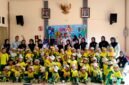 Tim Dishub Bangkalan foto bersama tenaga pendidik dan siswa-siswi TK ABA 09 Socah, Bangkalan. (NUR FITRIA / KLIKMADURA)